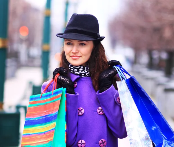 Mooi meisje lopend onderaan de straat. — Stockfoto