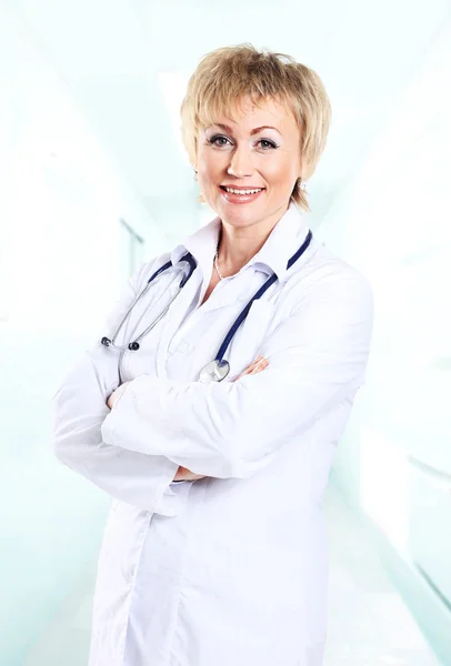 Sorridente médico mulher com estetoscópio. — Fotografia de Stock