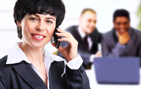 Mujer de negocios en sus treinta años hablando en su teléfono celular — Foto de Stock
