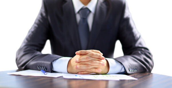 Бизнесмен, работающий с документами в офисе