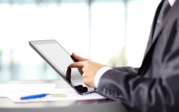 Muž držící digitální tablet, detailní záběr — Stock fotografie