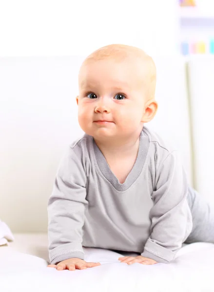 Junges Mädchen liegt auf Sofa im Wohnzimmer — Stockfoto