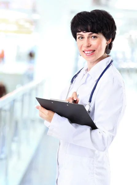 Sonriente médico mujer con estetoscopio. —  Fotos de Stock