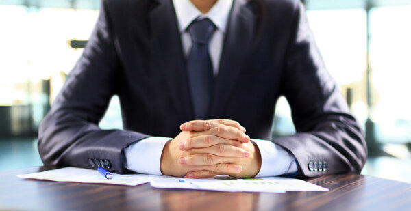 Бизнесмен, работающий с документами в офисе