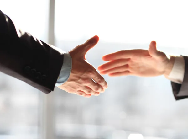 Twee zakenmannen schudden handen, close-up — Stockfoto