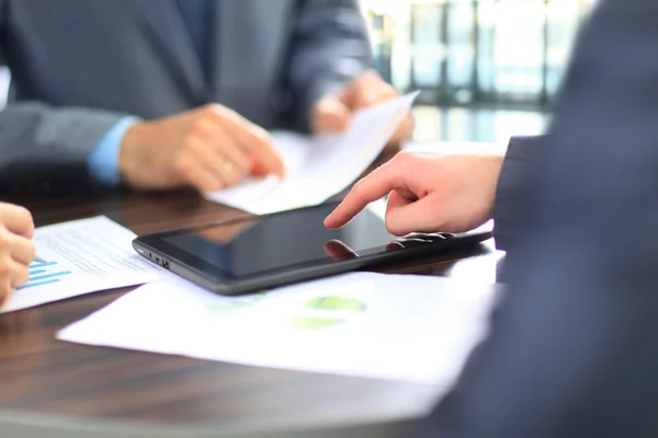 Compañeros de negocios trabajando juntos y usando una tableta digital — Foto de Stock