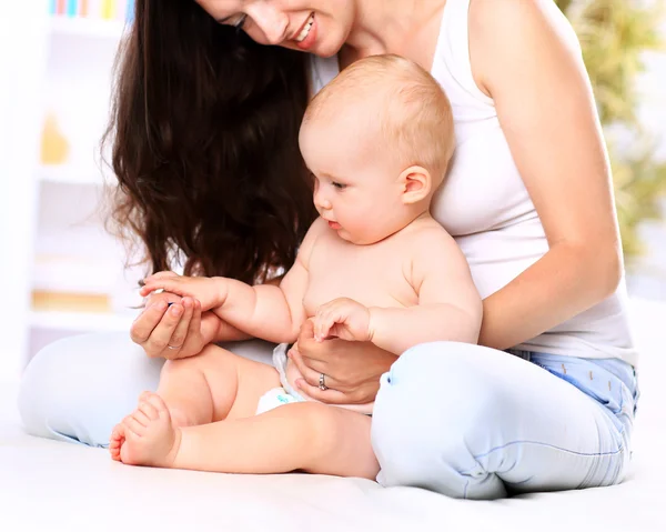 Portret van engelachtige baby en zijn moeder — Stockfoto