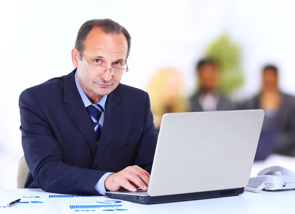 Homme travaillant au bureau sur ordinateur portable — Photo