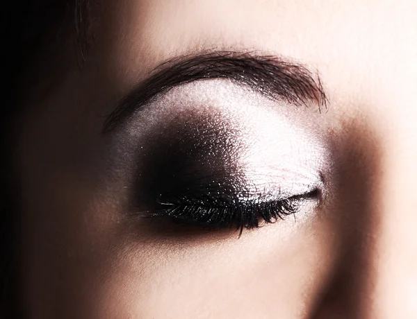 Primer plano de hermoso ojo de mujer con maquillaje, ojos cerrados — Foto de Stock