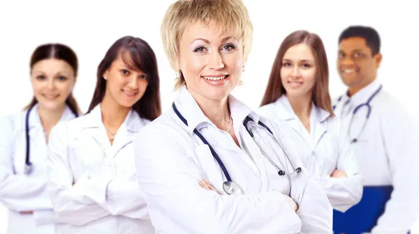 Retrato del grupo de colegas sonrientes del hospital de pie juntos — Foto de Stock