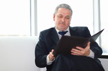 Ofisteki koltukta otururken yakışıklı işadamı