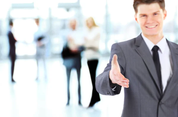 Un hombre de negocios con la mano abierta listo para cerrar un trato — Foto de Stock