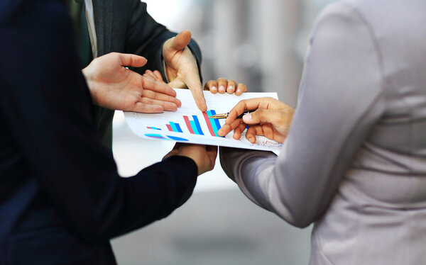 Крупный план графиков и графиков, анализируемых бизнесменами
