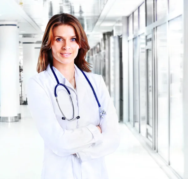 Lachende vrouw medische arts in het ziekenhuis — Stockfoto