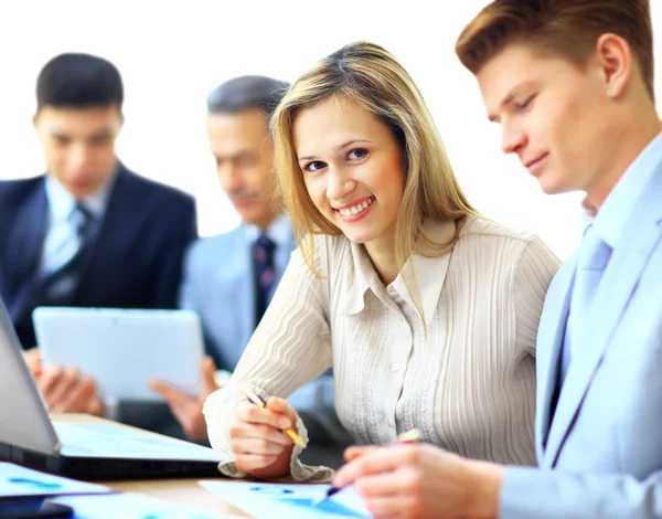 Equipo de negocios entrevistando a joven solicitante en oficina brillante — Foto de Stock