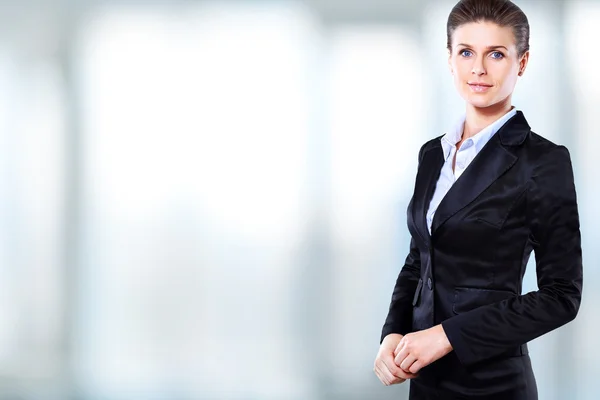 Retrato de una joven empresaria confiada sonriendo —  Fotos de Stock