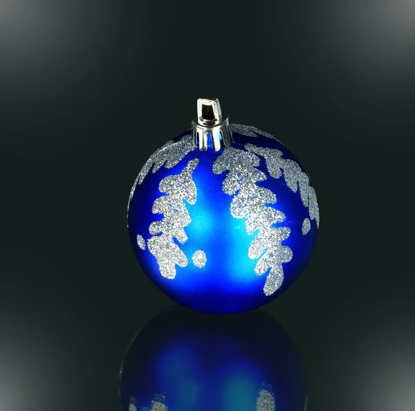 Blauwe xmas ornamenten op zwarte achtergrond — Stockfoto