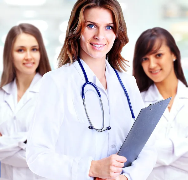 Portret van een groep lachende ziekenhuiscollega 's die samen staan — Stockfoto