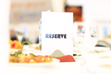 çatal bıçak ve cam kadehlerle yemek masası seti. Partiden önce restoranda.