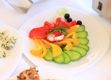 çatal bıçak ve cam kadehlerle yemek masası seti. Partiden önce restoranda.