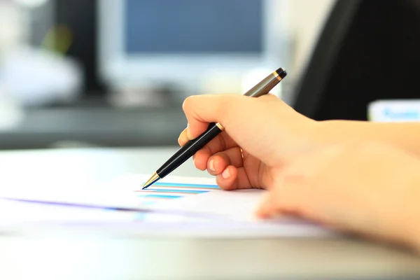 Affärskvinna som skriver med penna på kontoret — Stockfoto