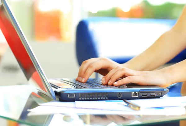 Imagem de close-up de uma aprendiz do sexo feminino digitando no teclado do laptop — Fotografia de Stock