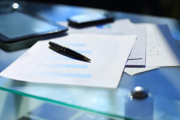 Gráficos financeiros na mesa com tablet e caneta — Fotografia de Stock