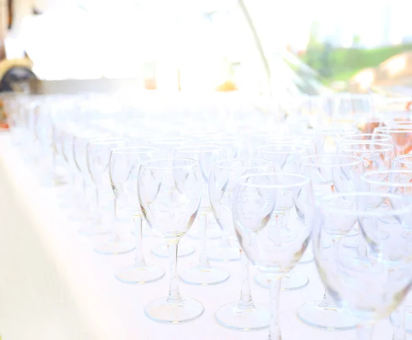 Catering-Service Hintergrund mit Snacks und Gläsern Wein auf Barkeeper-Theke im Restaurant — Stockfoto