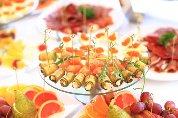 çatal bıçak ve cam kadehlerle yemek masası seti. Partiden önce restoranda.