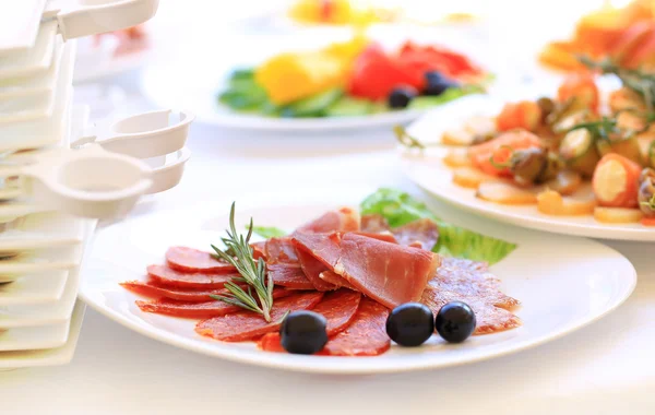 Serviço de mesa de catering set com talheres de prata e vidro no restaurante antes da festa — Fotografia de Stock