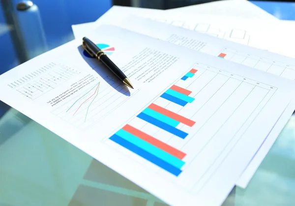 Finans- och färg tabeller och diagram på bordet — Stockfoto