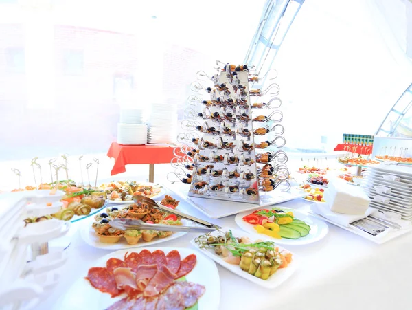 Service de table de traiteur avec argenterie et verrerie au restaurant avant la fête — Photo