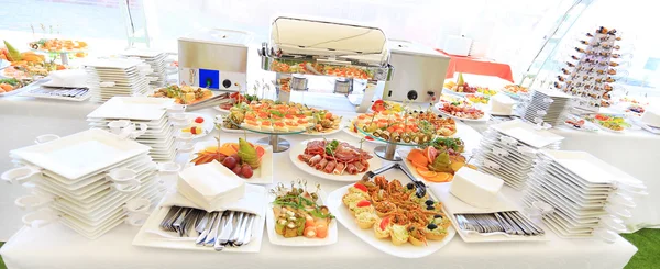 Serviço de mesa de catering set com talheres de prata e vidro no restaurante antes da festa — Fotografia de Stock