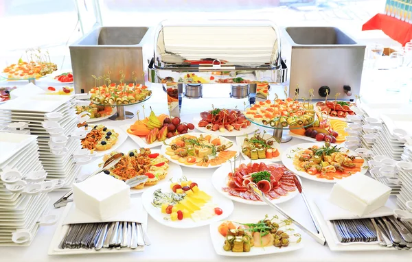 Catering table set service with silverware and glass stemware at restaurant before party — Stock Photo, Image