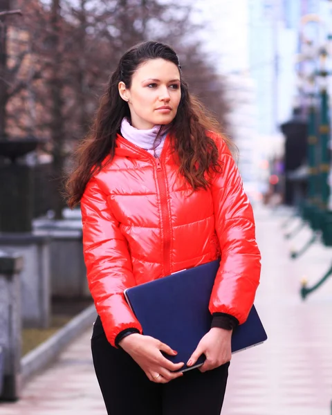 Beautiful girl walking down the street. — Stock Photo, Image