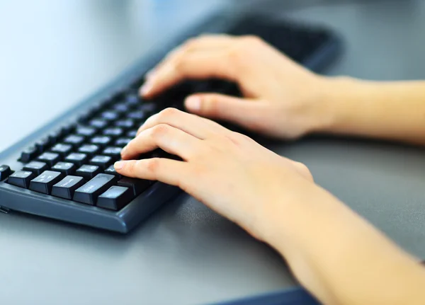 Primer plano de una aprendiz escribiendo en el teclado —  Fotos de Stock