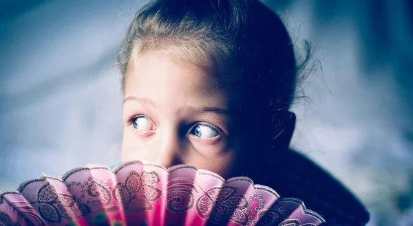 Retrato - lindo sobre fondo brillante niña con un ventilador —  Fotos de Stock