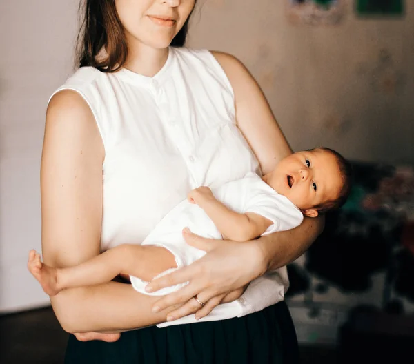 Portræt af en ung mor med en nyfødt baby - Stock-foto