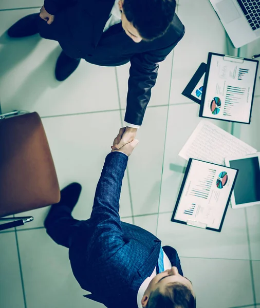 Handschlag mit Finanzpartnern, auf dem Desktop-Hintergrund, mit th — Stockfoto