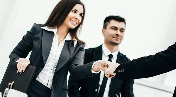 Handschlag Geschäftspartner beim Treffen in der Nähe des Desktops in — Stockfoto