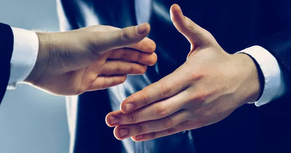 Foto del apretón de manos de los socios comerciales. después de firmar un contrato prometedor — Foto de Stock