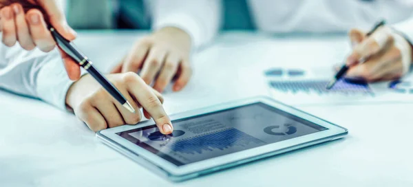 Geschäftsmann nutzt digitales Tablet, arbeitet mit dem Finanzdienstleister — Stockfoto