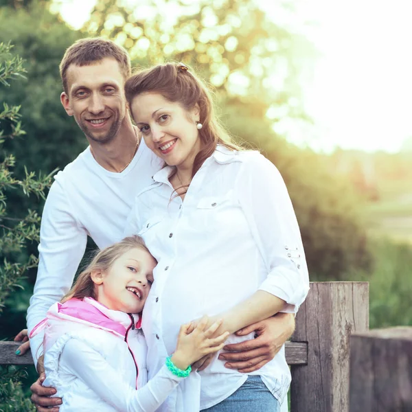 Glückliche und freundliche Familie wartet auf Nachschub — Stockfoto