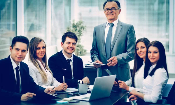 Succesvolle zakenman en business team op een seminar in moderne — Stockfoto