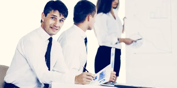 Een groep van succesvolle zakenlui. Bespreking van grafieken en grap — Stockfoto