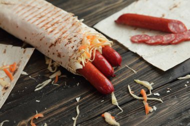 ahşap arka plan üzerinde pide ekmek sosis