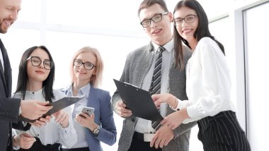 Kapat. gülümseyen iş ekibi iş belgeleriyle