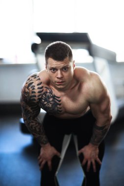 Harika erkek vücut geliştirici kameraya bakıyor..