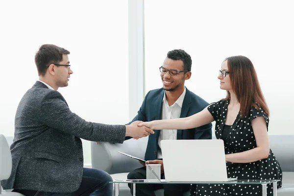 Zakenpartners schudden handen over de onderhandelingen van de tabel — Stockfoto