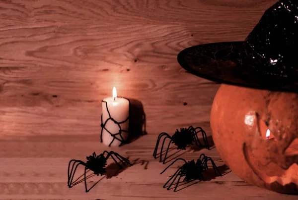 Strašidelná dýně na Halloween v čarodějnice klobouk na dřevěném pozadí — Stock fotografie